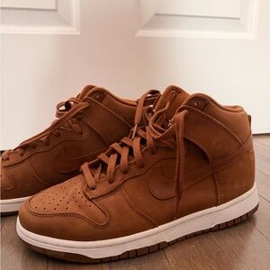 Women’s Nike Dunk Mid Premium